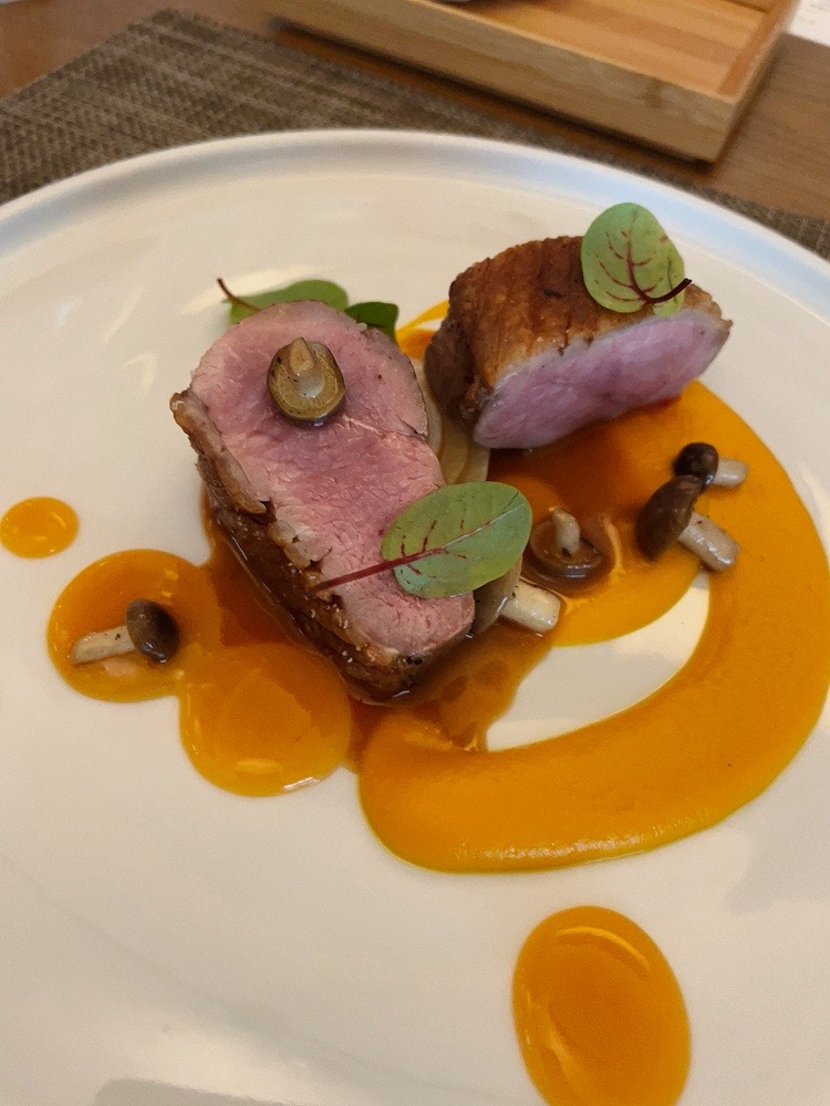 레스토랑 제미의 시그니처 요리 오리 스테이크