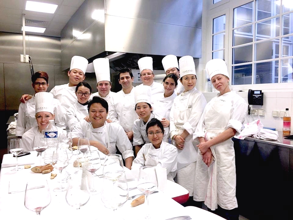 프랑스 학교에서 셰프 공부할 때의 모습, 사진 맨 뒷열 좌측에서 두번째 이정민 셰프