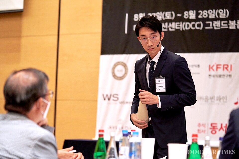 제12회 국가대표 전통주 소믈리에 경기대회 우승자 김영우 전통주 소믈리에(슬로푸드문화원)이 결선을 치르고 있다.