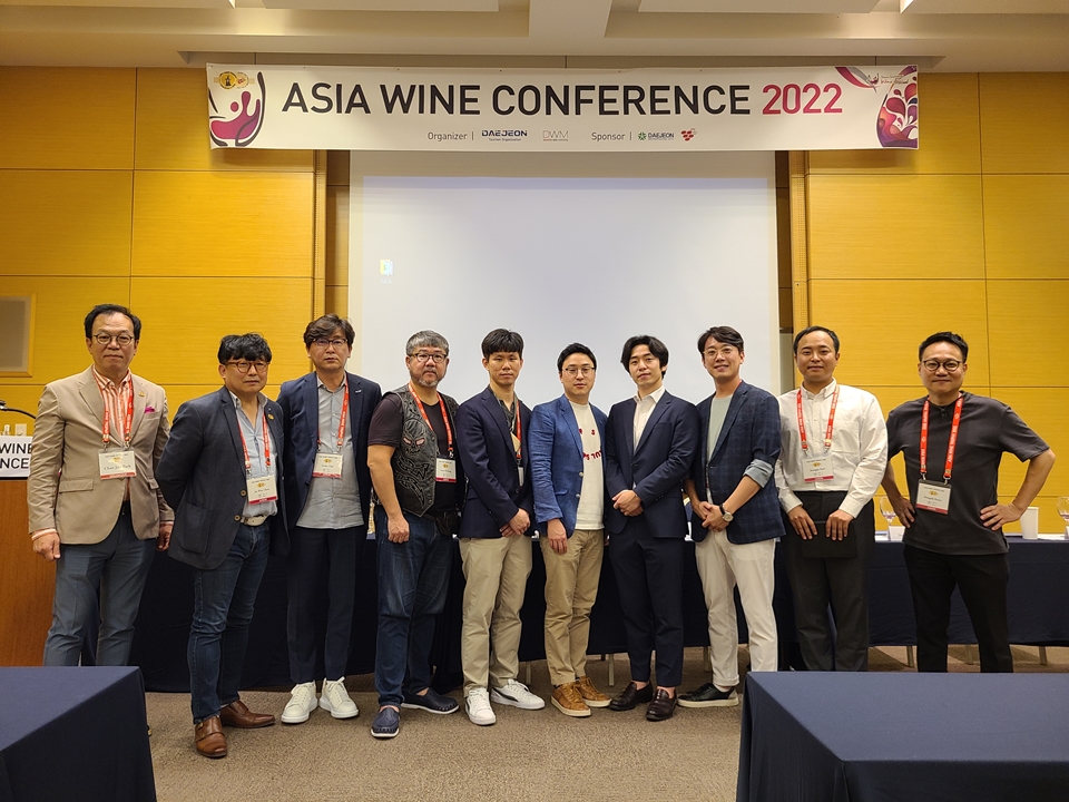 The Discovery of Daejeon을 진행한 박찬준 대표(맨 왼쪽)와 9명의 심사위원들