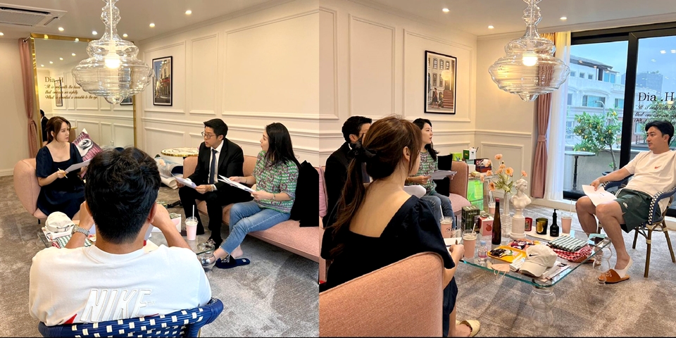 2002년 월드컵 20주년 기념 와인을 제작을 위해 와인수입사 보틀샤크 대표와 회의 중인 안정환 & 이혜원 부부 (사진=이혜원 인스타그램)