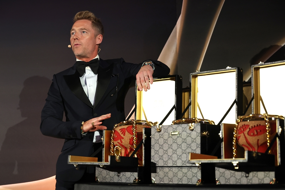 2022 골든 바인즈 어워드의 호스트를 맡은 팝스타 로난 키팅(Ronan Keating)과 트로피 및 트로피 케이스 (사진=Liquid Icons)