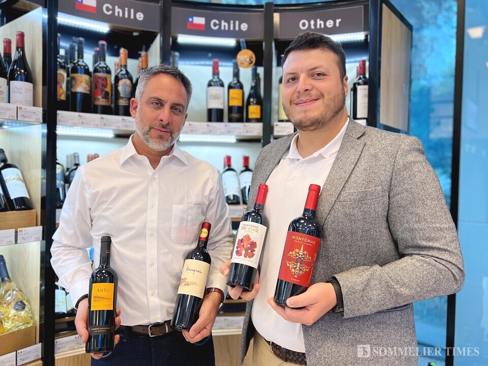 칠레 와인에 자부심이 가득한 칠레 몽그라스 와이너리 관계자가 방한했다. 왼쪽부터 글로벌 커머셜 디렉터 마르셀로 킨테로스(Marcelo Quinteros), 아시아 수출 매니저 게라르도 시스테르나스(Gerardo Cisternas)
