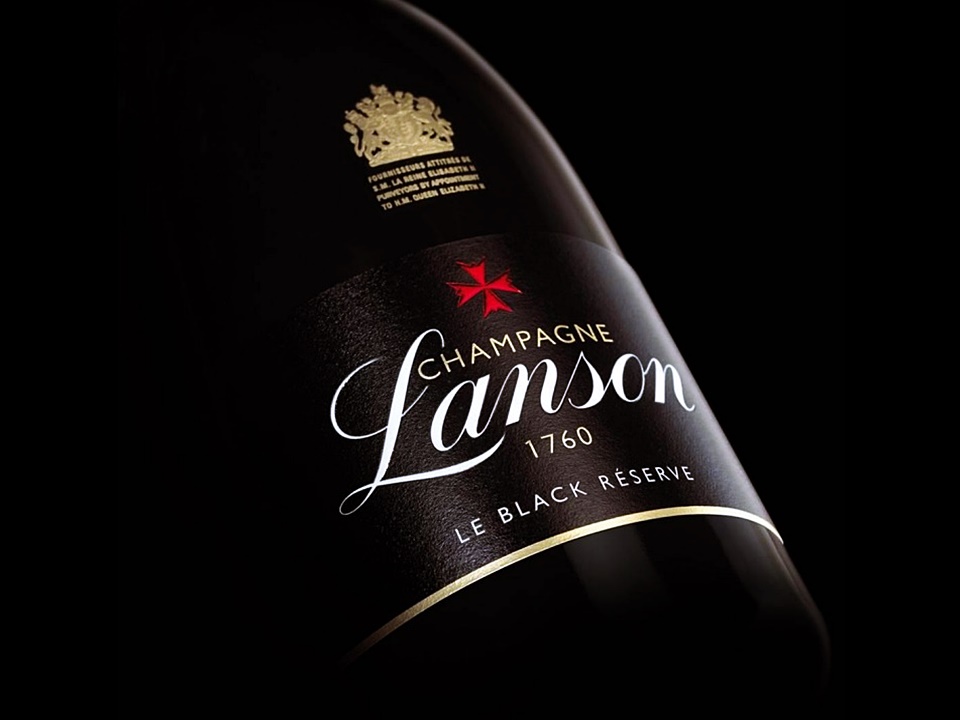 개방성(Openness), 친절함(Kindness), 환대(Hospitality)의 의미를 지닌 샴페인 랑송의 빨간 십자가 문양