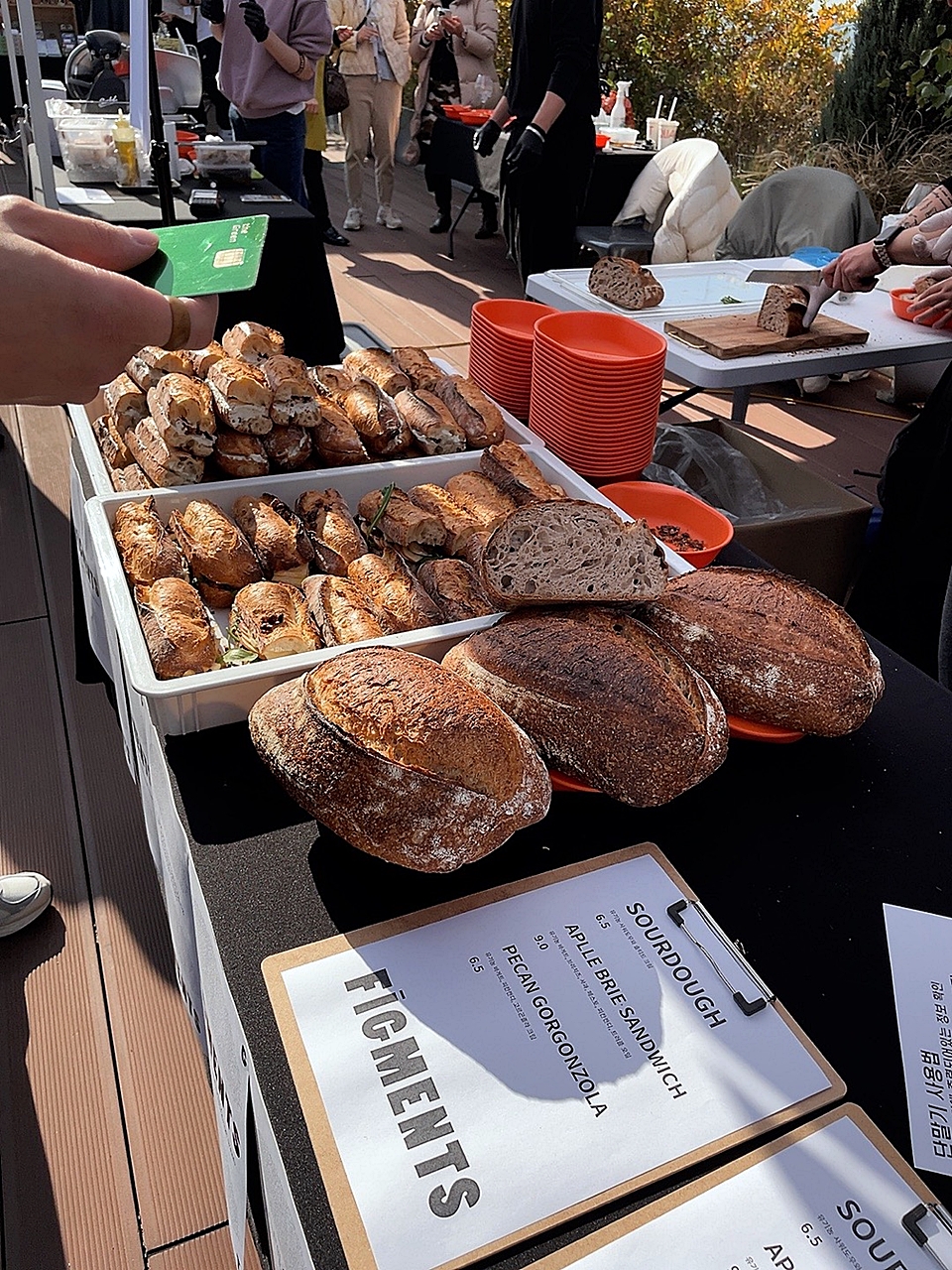 긴 줄로 그 인기를 실감케 했던 약수동에 위치한 피그먼츠(FIGMENTS)의 브레드