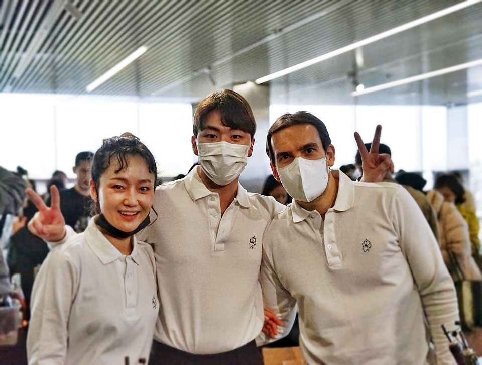 와인수입사 내추럴프랑스 부스. (왼쪽부터) 금남방 와인바 임주희 소몰리에, 이지훈 대표, 프레드