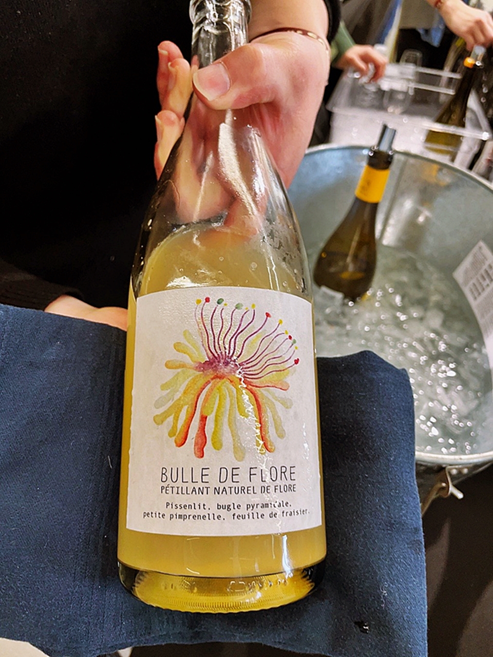 프랑스 쥐라 지역의 꿀러 플러(Couleur Fleur)의 피썽리(Pissenlit BFAV) 민들레, 금장초, 버넷, 딸기잎으로 만든 꽃 발효 펫낫. 와인메이커가 펫낫을 만들기 위해 다양한 야생초를 직접 체취한다고 한다.