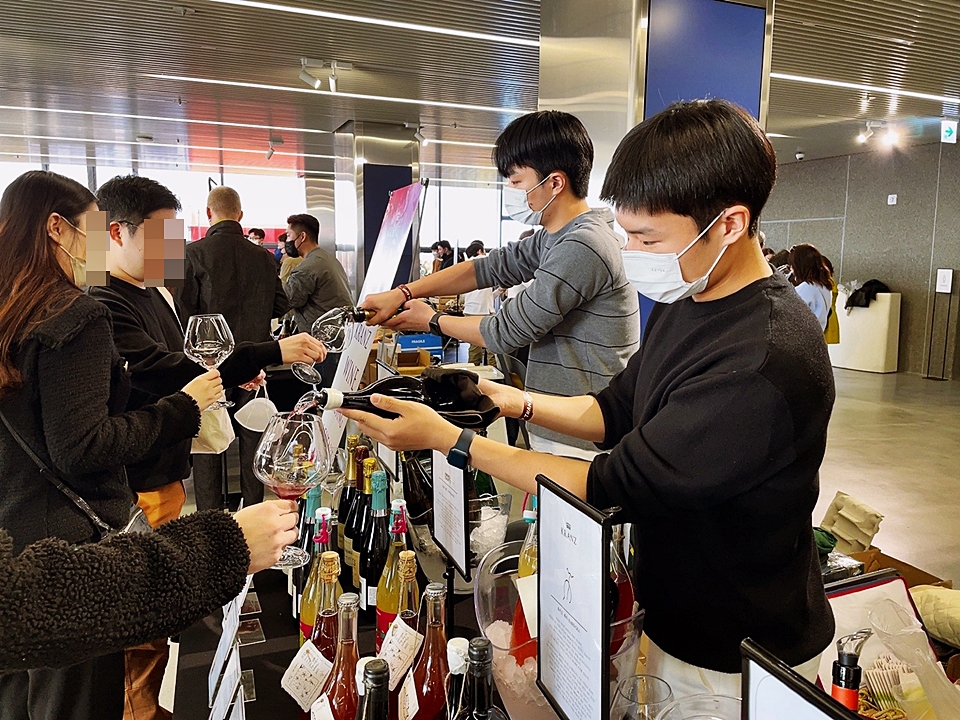 내추럴와인 수입사 크란츠 코퍼레이션 부스, 궁금한 와인들을 시음하고 있는 참석자들
