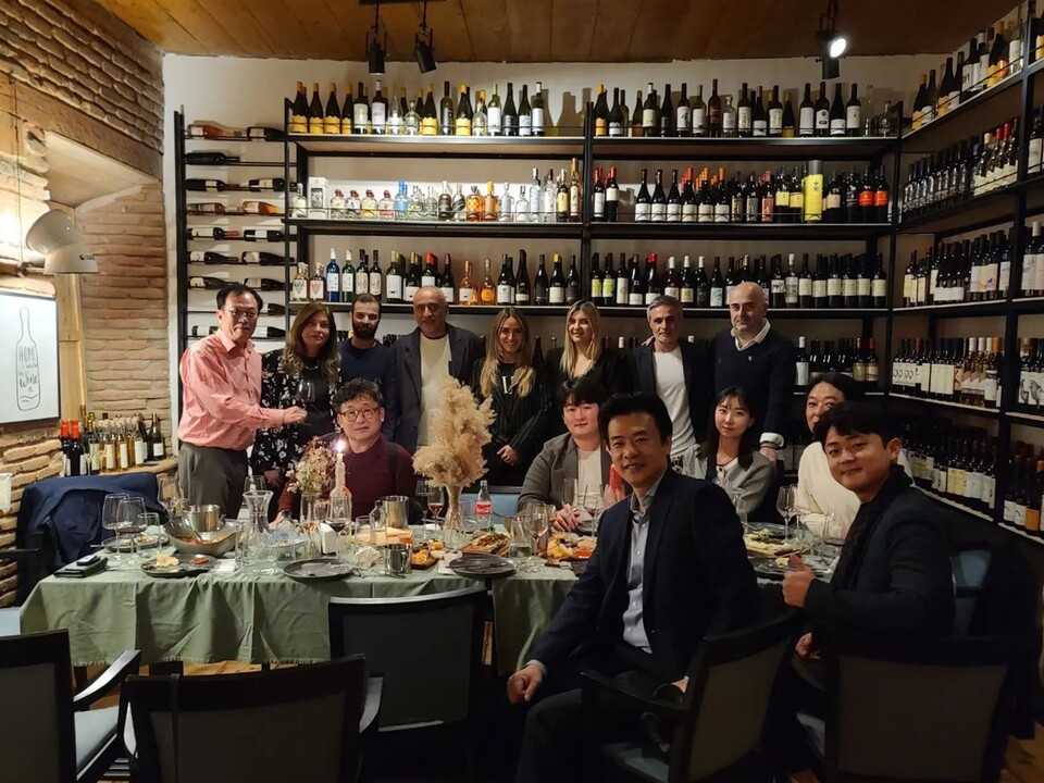조지아의 수도 트빌리시 와인바 Wine Merchants에서의 디너  photo@박찬준