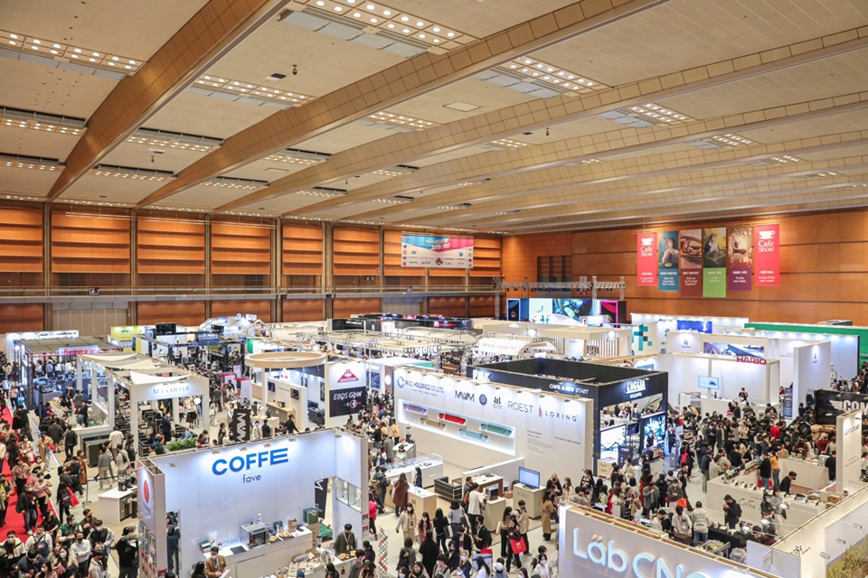 제21회 서울카페쇼를 둘러보고 있는 관람객 모습 (사진=서울카페쇼)