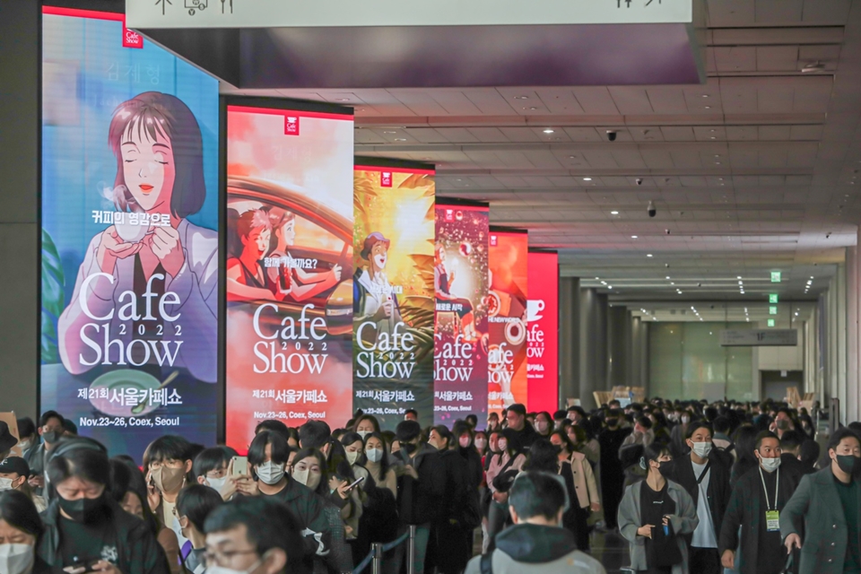 제21회 서울카페쇼를 둘러보고 있는 관람객 모습 (사진=서울카페쇼)