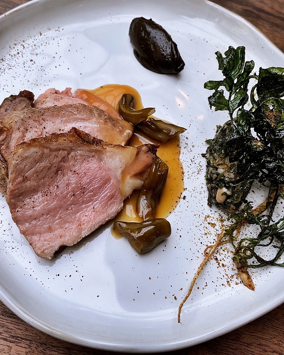 이베리코와 흑마늘(Iberico & Black Garlic), 누룩된장과 흑마늘, 꽈리고추 장아찌 등 발효한 컨디먼트가 특징이다. 누룩을 통해 발효된 된장으로 감칠맛을 더했고, 오일 없이 된장과 냉이, 식초 등을 천연 재료들을 활용해 만든 파우더로 감칠맛과 산미를 더했다. 흑마늘 퓨레는 돼지와의 궁합과 마늘 고유의 단맛, 감칠맛으로 어울림을 배가한다.