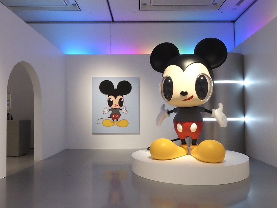 일본 전시장 전경, 하비에르 카예하의 대형 미키 마우스 작품이 전시되어 있다 (사진=씨씨오씨)