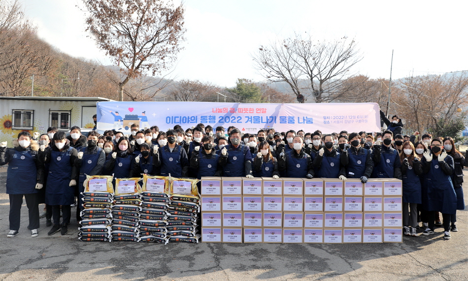 6일 강남구 구룡마을 일대에서 겨울나기 물품을 전달하는 이디야커피 임직원들은 올해는 서울지역 소외계층 188가구에 5천만원 상당의 물품을 지원했다. 