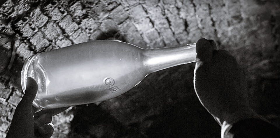 콘다디 코스탈디의 넓은 반경의 병은 숙성과정에서 원액과 효모가 더 잘 접촉하여 더욱 풍부한 맛과 복합적인 향을 선사한다. 