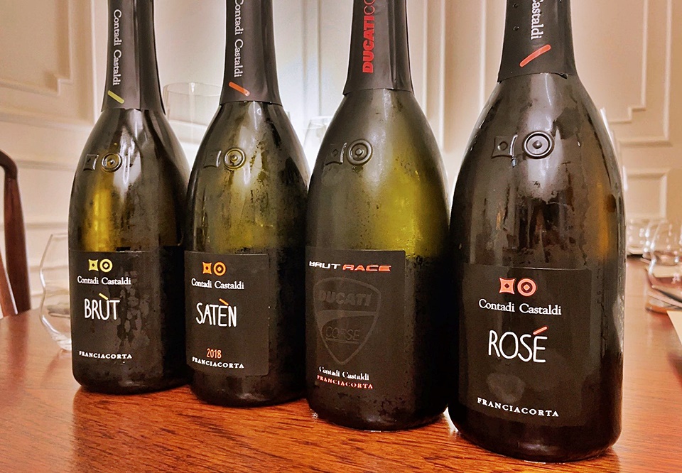 콘다디 카스탈디의 심볼은 프란치아코르타 와인 생산 공정의 한 단계인 병을 쌓아 숙성하는 과정을 묘사한 것이다. 