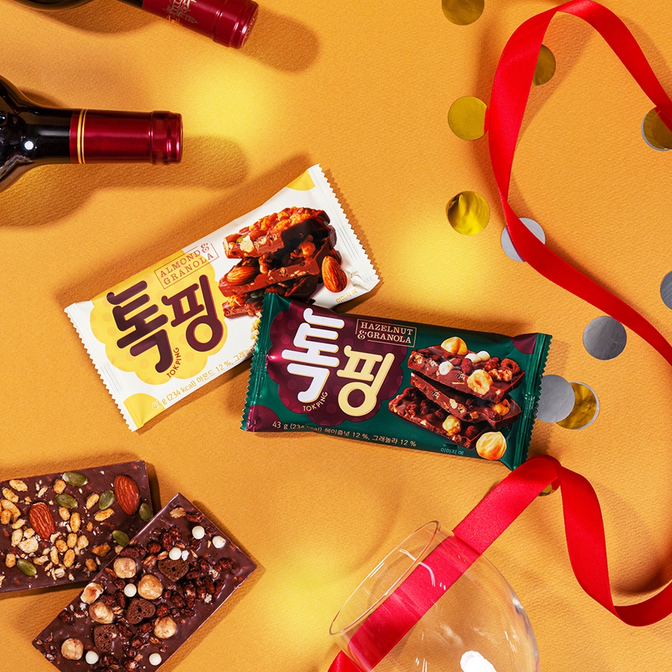 올해 말까지 전국 와인앤모어 매장에서 2만 원 이상 구매 고객에게 ‘톡핑’ 증정, ‘톡핑X와인 인증샷’ SNS 이벤트도 진행 (사진=오리온)