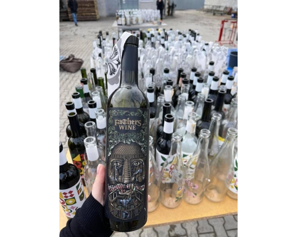 우크라이나의 와이너리들은 러시아 침공에 맞서 자신들의 와인병을 화염병으로 만들고 있다. (사진=Fathers Wine)
