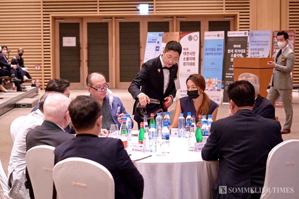 국가대표 부문 우승자 황보웅 소믈리에(SPC그룹)가 결선을 치르고 있는 모습
