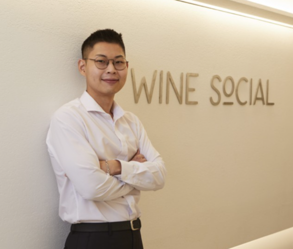 (그림) 수입사 보틀샤크에서 운영 중인 와인소셜의 총괄매니저이자 와인 유투버로도 유명한 JustDrink의 조성곤 매니저 모습. 수입사가 직접 운영하는 테이스팅 공간이라는 점이 여타 수입사들의 부러움을 사고 있는 모습. (출처: 와인소셜)