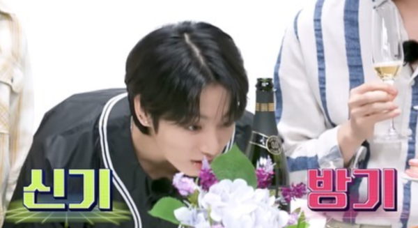 (그림) 무알콜 시대를 연 르쁘띠베레 와인을 전세계 인기그룹인 방탄소년단이 유투브 방송에서 들고 나와 인기 몰이를 한 모습. (출처: BTS 유투브 화면 캡쳐)