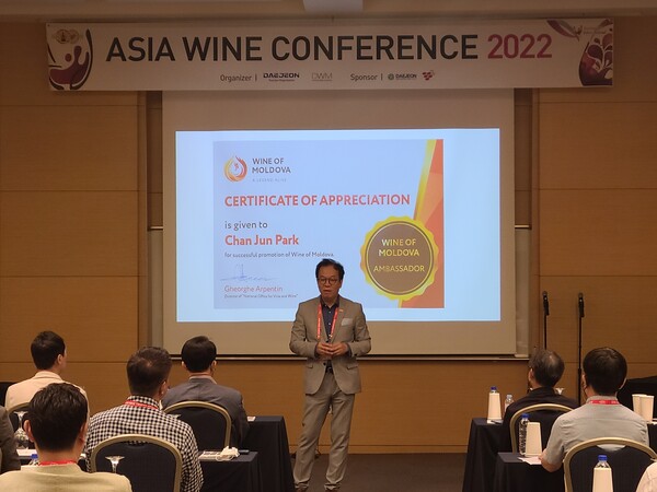 작년 아시아와인컨퍼런스에서 한소협 회원 소믈리에들을 대상으로 몰도바 와인 마스터클래스를 진행하는 박찬준 몰도바 와인 앰버서더