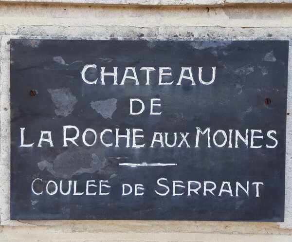 입구에 돌판위에 새긴 와이너리 이름 샤토 드 라 로쉬 오 므앙과 꿀레 드 세랑