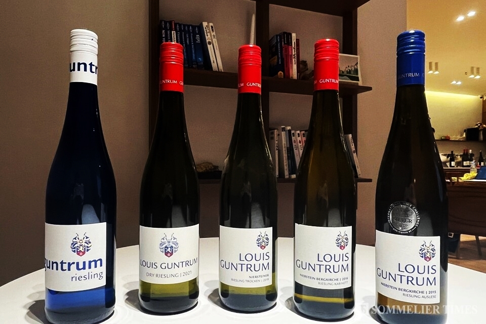 동원와인플러스가 수입하고 있는 군트럼 와인 5종 (왼쪽부터) 군트럼 리슬링, 군트럼 드라이 리슬링 2021, 군트럼 니르슈타인 리슬링 트로켄 2019, 리슬링 카비넷 2017, 군트럼 리슬링 아우스레제 2015