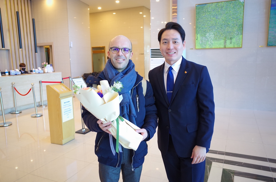 (좌) 루이 군트럼의 수출디렉터 Batiste Moreau, (우) 여수 유탑마리나 호텔 최정원 총지배인 (사진=동원와인플러스)