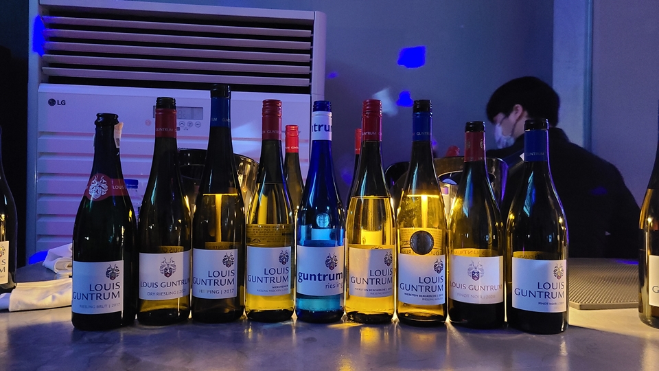 유탑마리나호텔의 최정원 총지배인과 함께한 여수 최초의 와이너리 방한 디너 (사진=동원와인플러스)