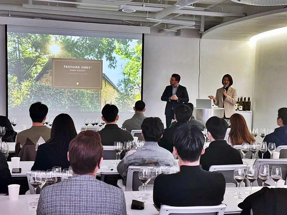 (주)아영FBC 사옥에서 MS 피에르 마리 파티유와 잭슨 패밀리 그룹 한국 박경미 지사장의 진행으로 열렸던 '프리마크 아비 뮤지엄 빈티지 출시' 마스터 클래스 현장