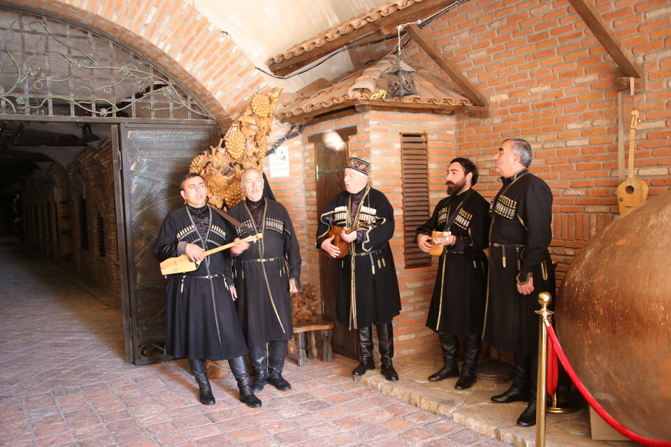 카레바 와이너리(Khareba Winery)의 와인숙성실 (Marani) 앞에서 방문단을 환영하기 위해 전통 복장으로 전통 음악을 연주하고 있는 연주자들의 모습