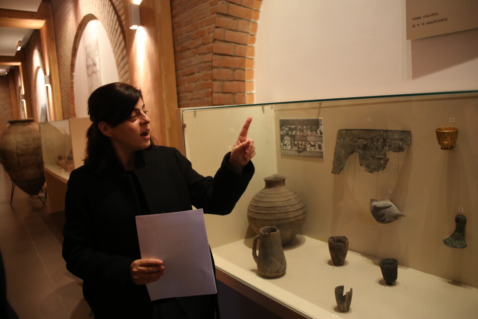 조지아 National Wine Agency 지하1층 전시실에서 발굴된 와인 유적들에 대해 설명하고 있는 케타 봇코벨리 (Keta Botkoveli; 이후 케타)씨