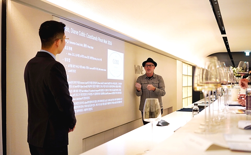 콥 와인의 오너이자 와인메이커인 로스 콥씨가 와인 테이스팅과 함께 와인 생산지역과 와인에 대한 설명을 하고 있다.