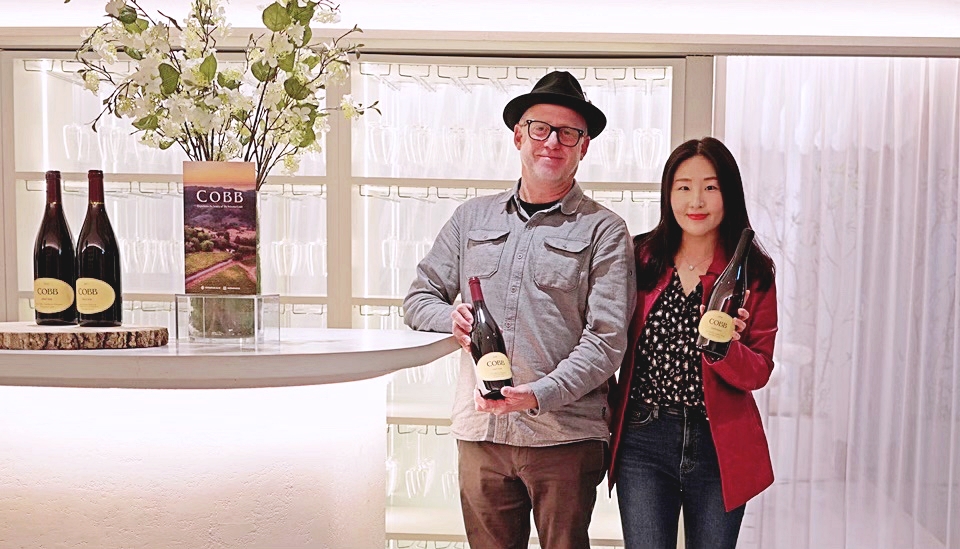 행사를 마치고 로스 콥(Ross Cobb)씨와 소믈리에타임즈 도윤 기자, 그는 LP 5000장 이상을 소유할 정도로 음악을 사랑하는 와인메이커이기도 하다.
