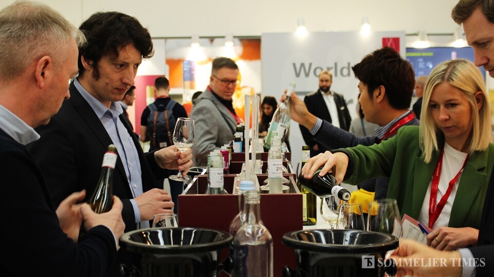 프로바인 2023의 방문객들이 'World of Zero' 스탠드에 있는 무알콜 와인을 시음하고 있다.