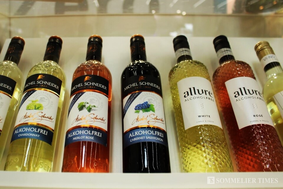 World of Zero 스탠드에서 시음되고 있는 무알콜 와인 중 일부