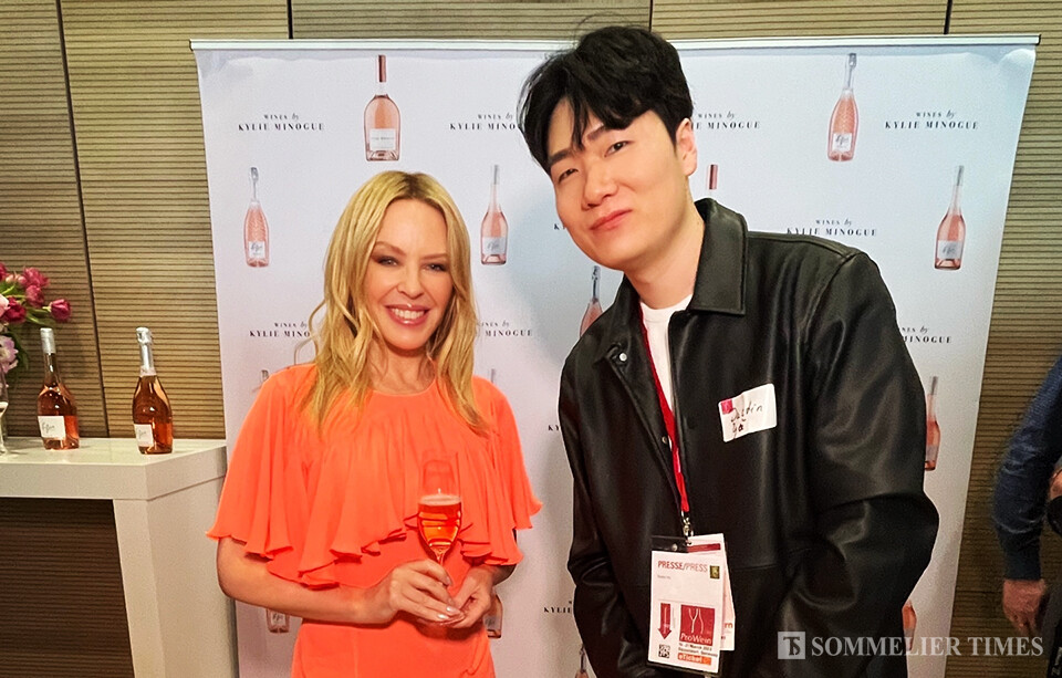 카일리 미노그와 소믈리에타임즈 유성호 기자