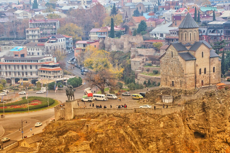 나리칼라 요새 (Narikala Fortress)에서 바라본 메테히 교회 (Metekhi Church)의 모습