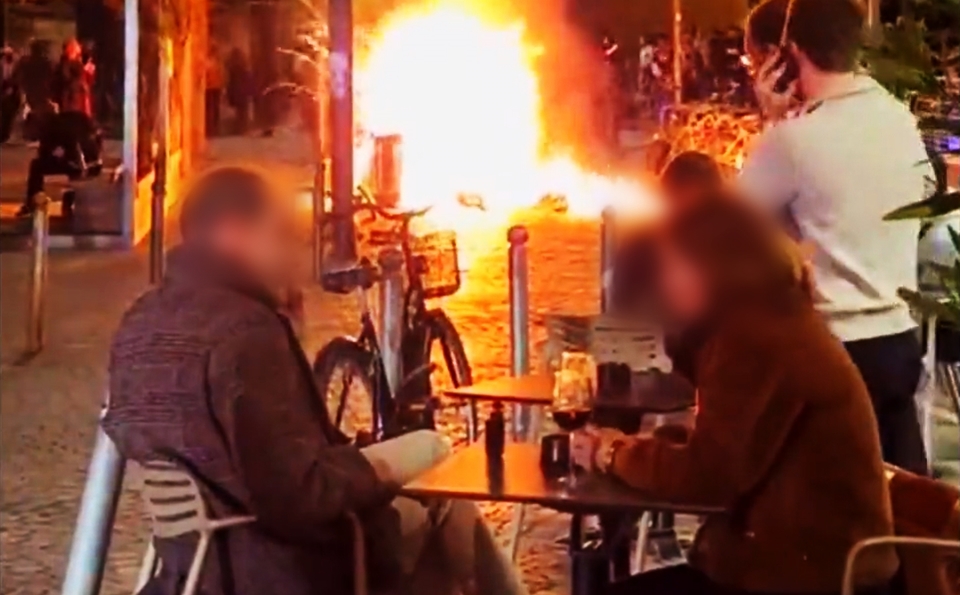 시위가 벌어지고 있는 보르도의 한 광장과 와인을 마시고 있는 사람들 (사진=트위터)