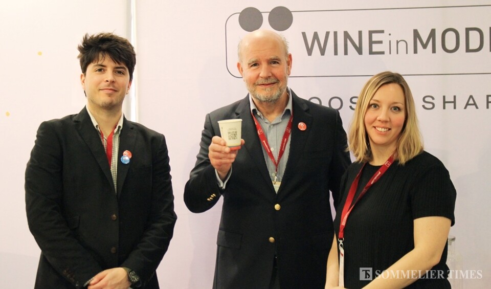 ProWein 박람회 북부 입구에서 책임감 있는 음주를 알리기 위해 물과 뱃지를 나누어주고 있는 'Wine in Moderation' 스탠드