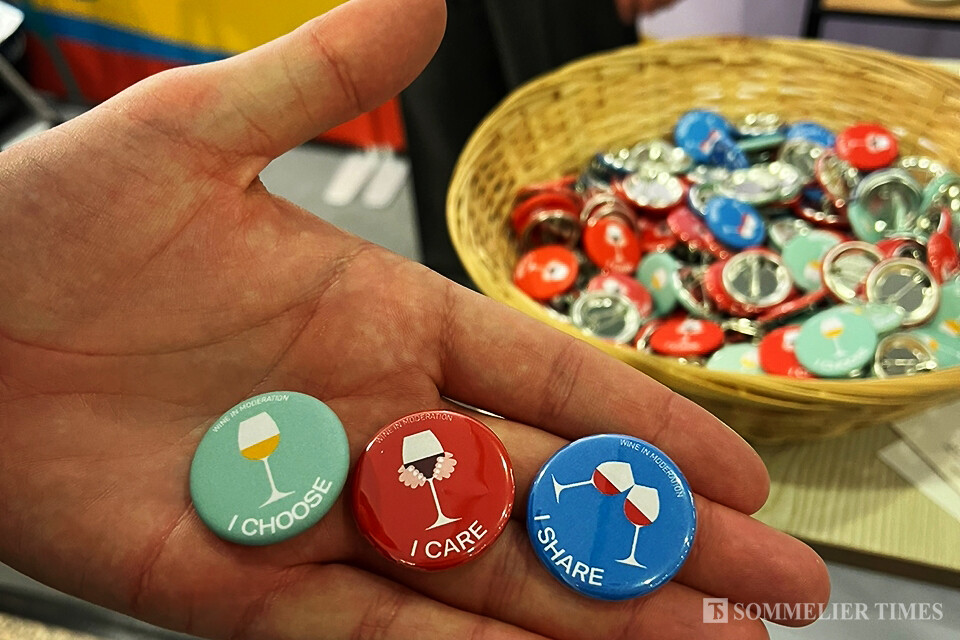 Wine in Moderation에서 방문객들에게 나눠주고 있는 '책임감 있는 음주 뱃지'