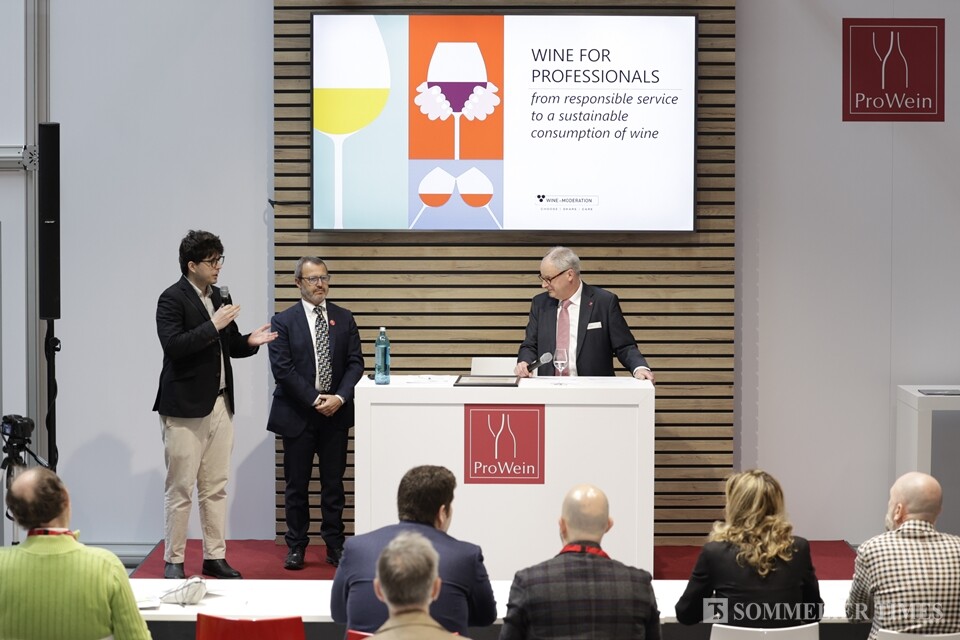 현재 15개국에서 약 2,100명의 회원을 보유하고 있는 ‘Wine In Moderation’가 대표 와인 & 스피릿 박람회인 프로바인(ProWein)에 새롭게 합류하며 지난 3월 19일 프레스 컨퍼런스를 통해 협약서에 서명했다.