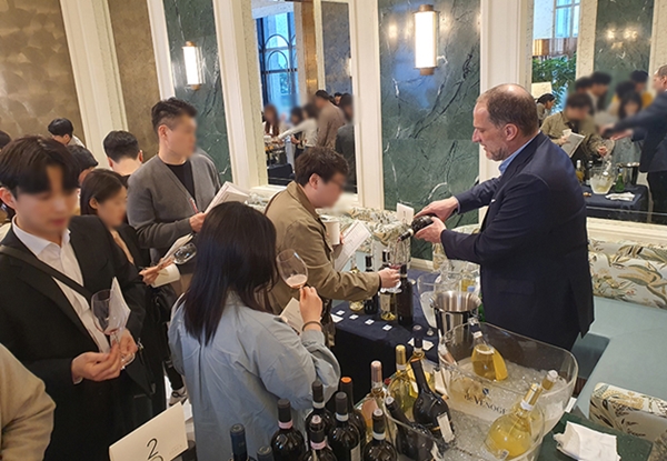 부산 참가자들에게 와인을 소개하고 있는 판티니 그룹의 다비데 바끼오띠 (사진=와이넬)