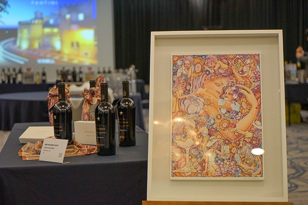 이정민 작가의 작품 ‘물듦’과 '비네티 델 살렌토 레젠다 프리미티보 디 만두리아 골드' (사진=와이넬)