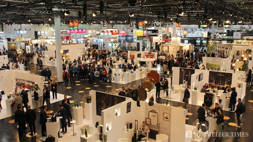 높아진 소비자 수요를 증명하듯 사람들로 꽉 차 있는 샴페인 홀