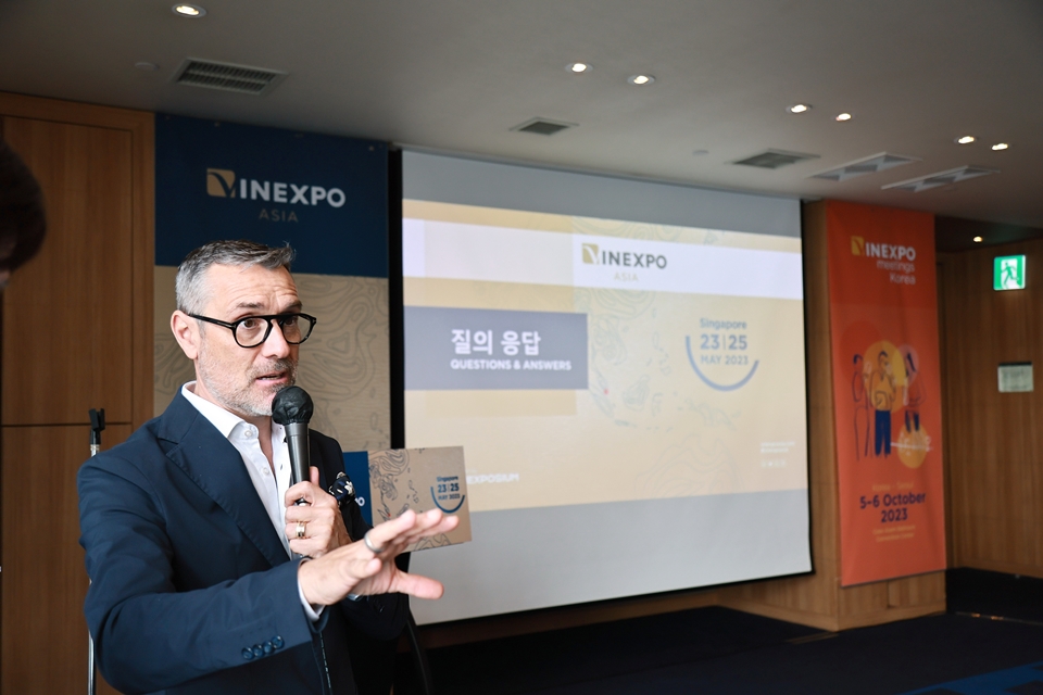 로돌프 라메즈 비넥스포지엄 대표가 프레스 프리뷰 행사의 질의 응답에서 질문에 답하고 있다.