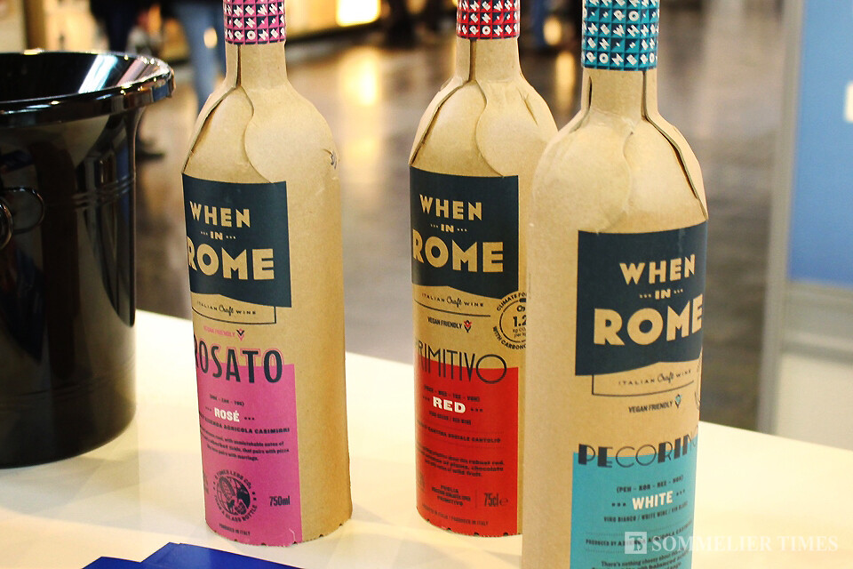 종이 포장된 와인