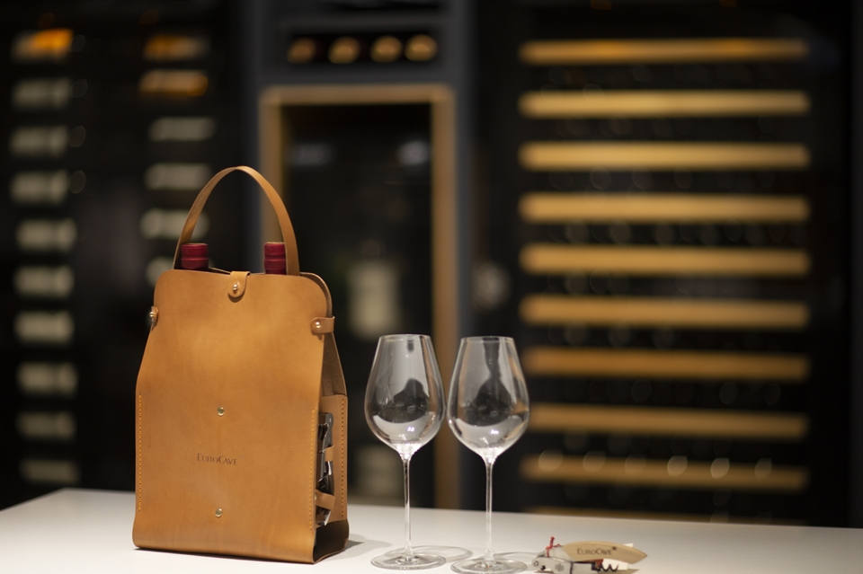 유로까브 클럽 멤브레 중 바이올렛 등급에 증정하는 유로까브 브랜디드 기프트 (유로까브 와인캐리어, 와인잔, 인그레이브) (사진=캐리어냉장)