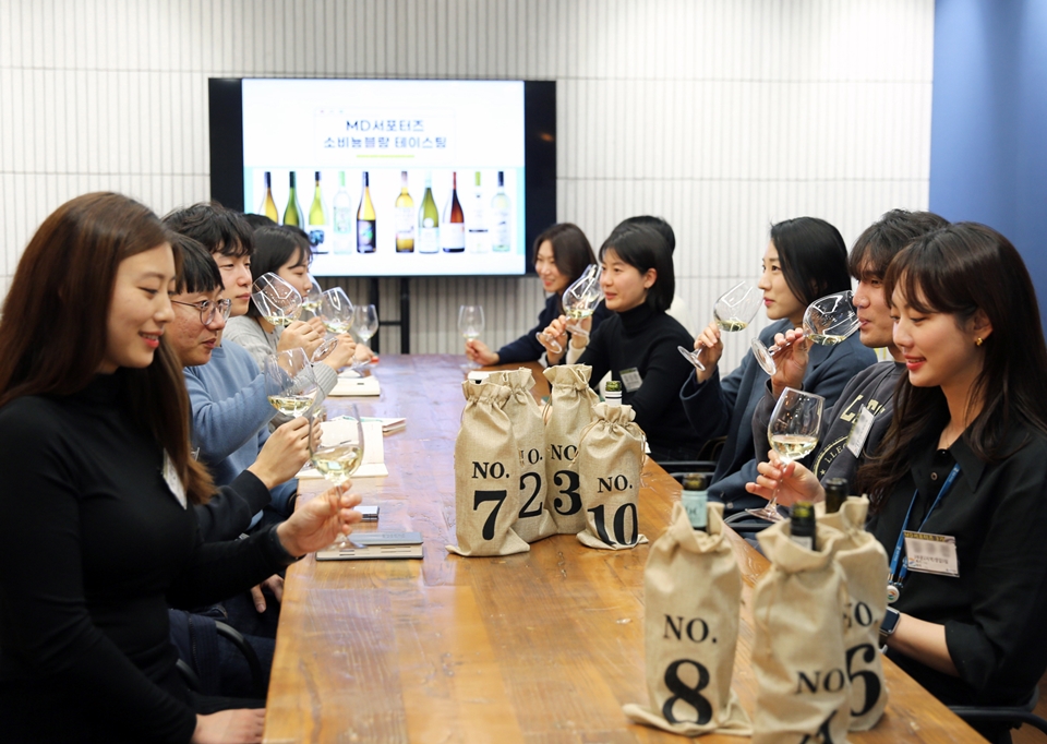 GS25 ‘MD서포터즈’ 20대 직원들이 쇼비뇽블랑 블라인드 테스트를 진행하고 있다 (사진=GS리테일)